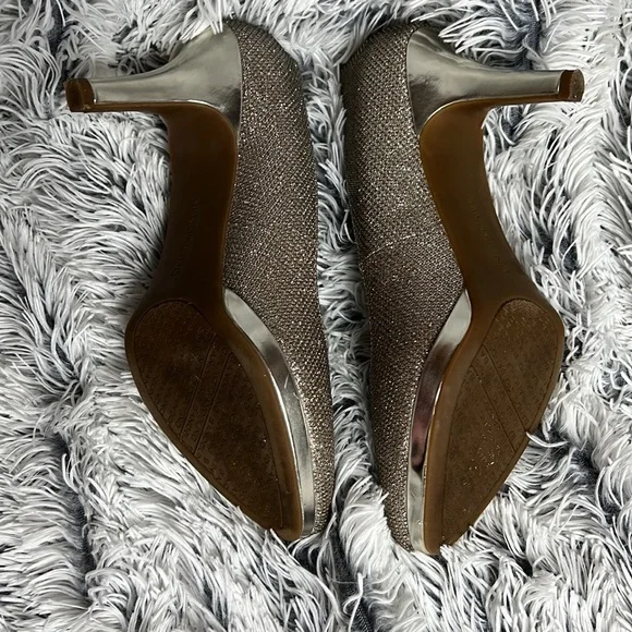 Bandolino Sz 7 1/2M Gold Sparkling Heels - Picture 9 of 9